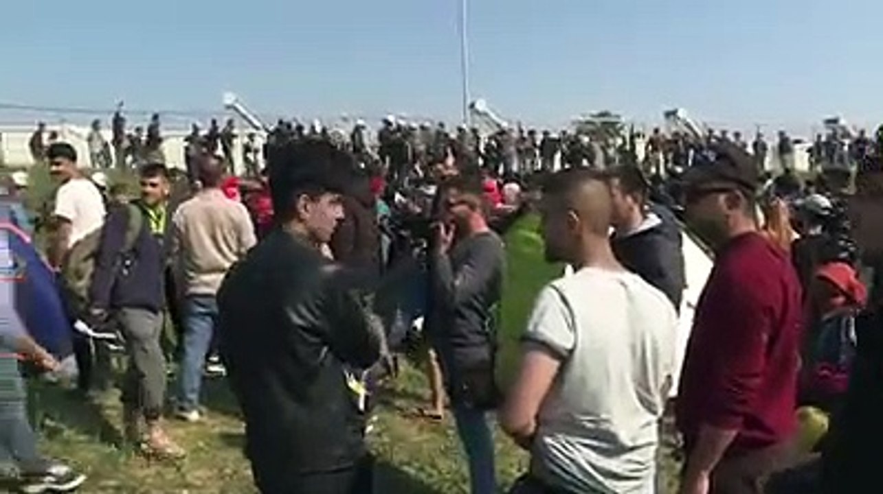 Migranten versammeln sich in Saloniki