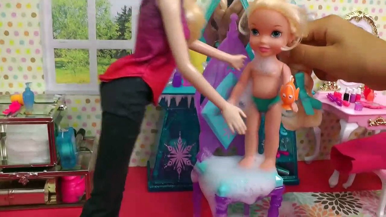 Bain de glace ! Elsa & Anna les tout-petits ! Des Bulles En Mousse