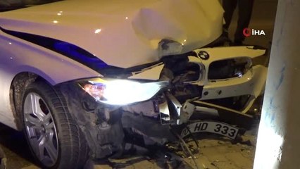 Elektrik Direğine Çarpan Lüks Otomobilde Maddi Hasar Oluştu