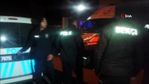 Polis barikatını aşamayan minibüste 21 kaçak yakalandı