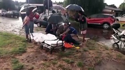 Motociclista fica ferida ao bater em meio-fio
