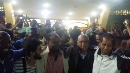 جماهير أسوان تحتفل بلاعبي الفريق بعد العودة للممتاز