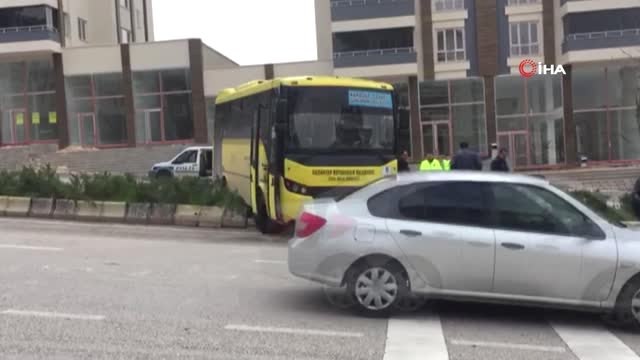 Sürücüsü Bayılan Halk Otobüsü Refüje Çarparak Durabildi