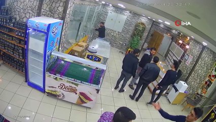 Deprem anı kameraya yansıdı