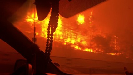 [제보영상] "재난영화 같아"...시뻘건 불길 통과하는 차 / YTN