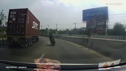 La réflexe de ce scootériste lui sauve la vie dans un virage !