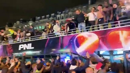PNL défile sur un bus sur les Champs Elysées à Paris comme les Bleus