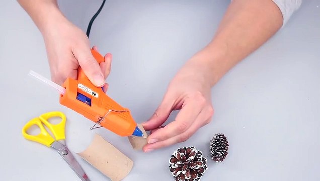 DIY NOËL Facile : Deco avec des Pommes de Pin (DIY Challenge)