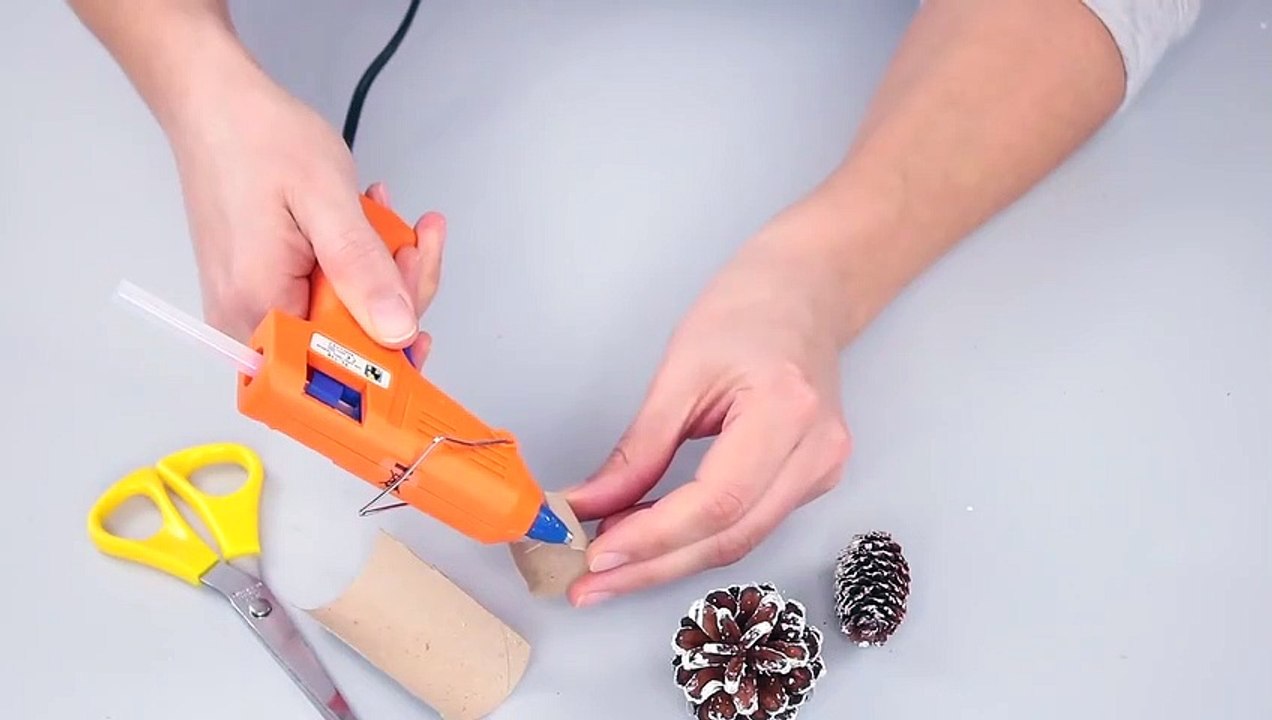 DIY NOËL Facile : Deco avec des Pommes de Pin (DIY Challenge)