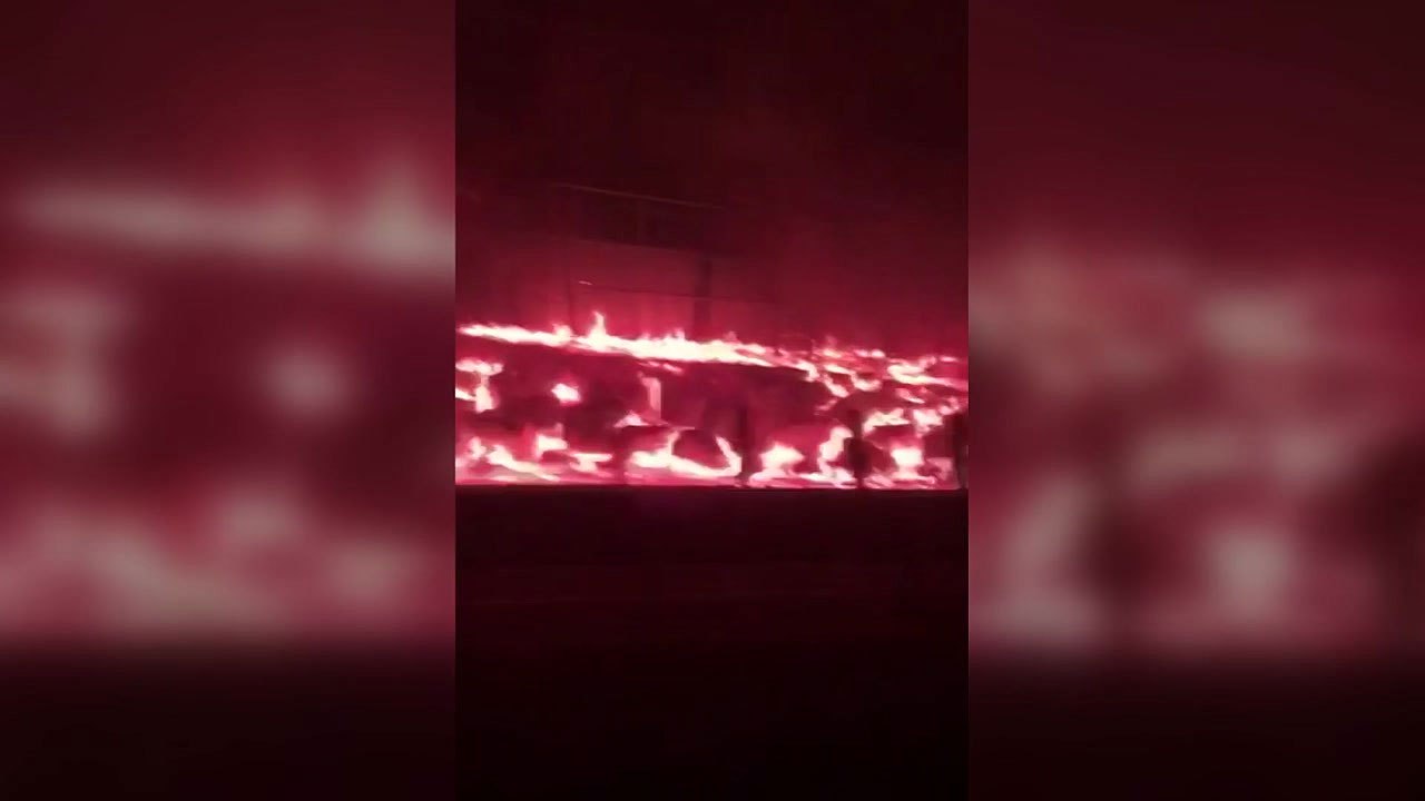 [제보영상] "뜨거워 창문이"...차량 밖으로 보이는 고성 산불 / YTN