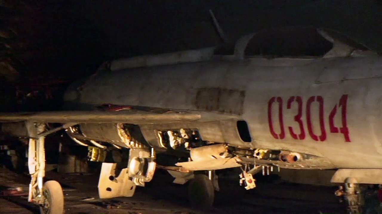 Das kampfjetgeheimnis der dunklen höhlen in albanien