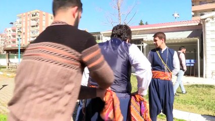 Engellerini halk oyunları ile aşıyorlar - DİYARBAKIR