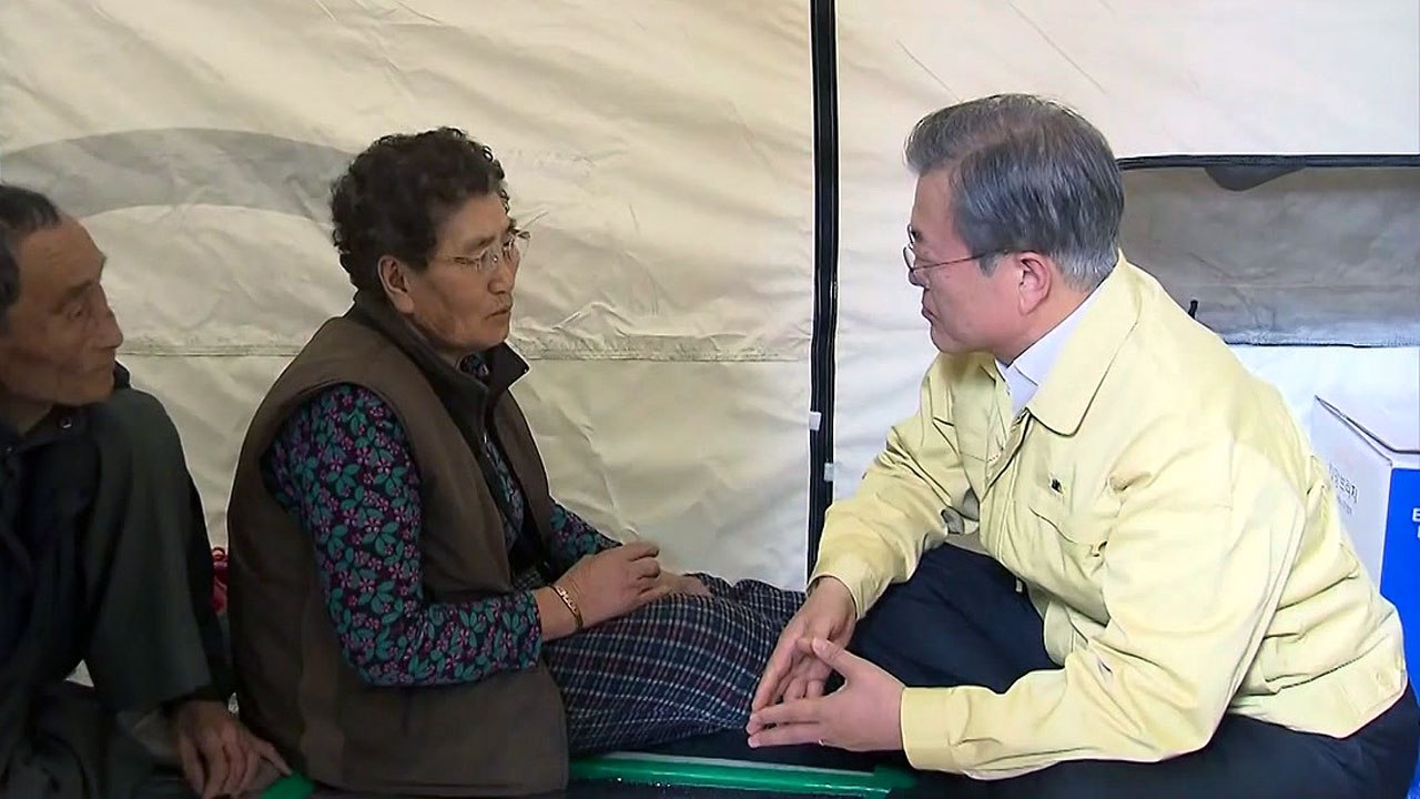 문재인 대통령, 고성 산불 현장 방문..."최대한 지원 약속" / YTN