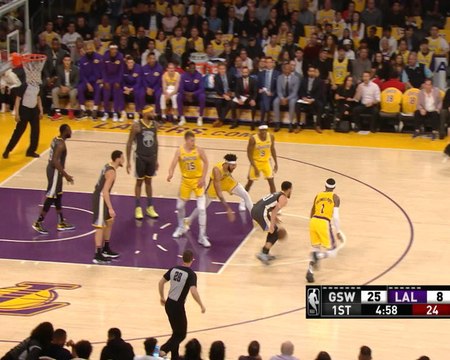 Curry throws crazy one-handed pass to Durant