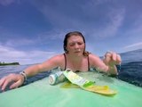 Une surfeuse au milieu des déchets en plastique (Bali)