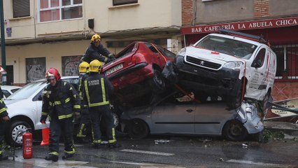 Se desvanece el conductor de un autobús y arrolla varios coches en Málaga