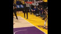 Curry throws crazy one-handed pass to Durant