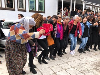 Komünist Başkan Fatih Mehmet Maçoğlu'nun Mazbatasını Alması Halaylarla Kutlandı