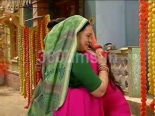 Krishna Chali London | Shuklain Gift Gold Bangles To Krishna | कृष्णा चली लंदन