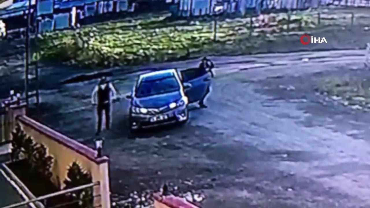 Azılı hırsızlar sert kayaya çarptı...Gündüz vakti savcının evini soyan hırsızları kamerada