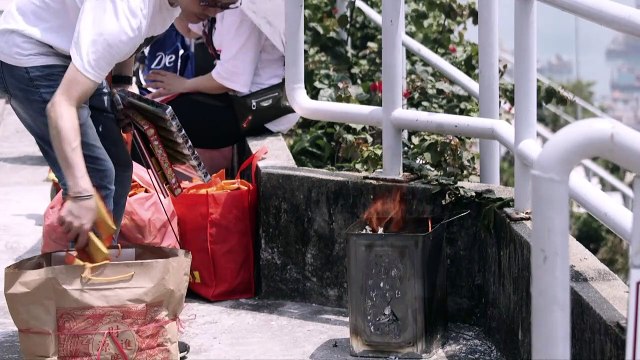 Hongkongers visit ancestors' graves for Ching Ming Festival