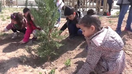 Minik Öğrenciler Fidanları Toprakla Buluşturdu