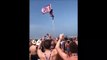 Complètement ivre, elle tente de monter au sommet d'un drapeau sur la plage !