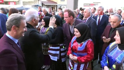 Eski başkana çiçek yerine dekont verdi