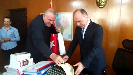 Efsane geri döndü. Mazbatayı törenle aldı