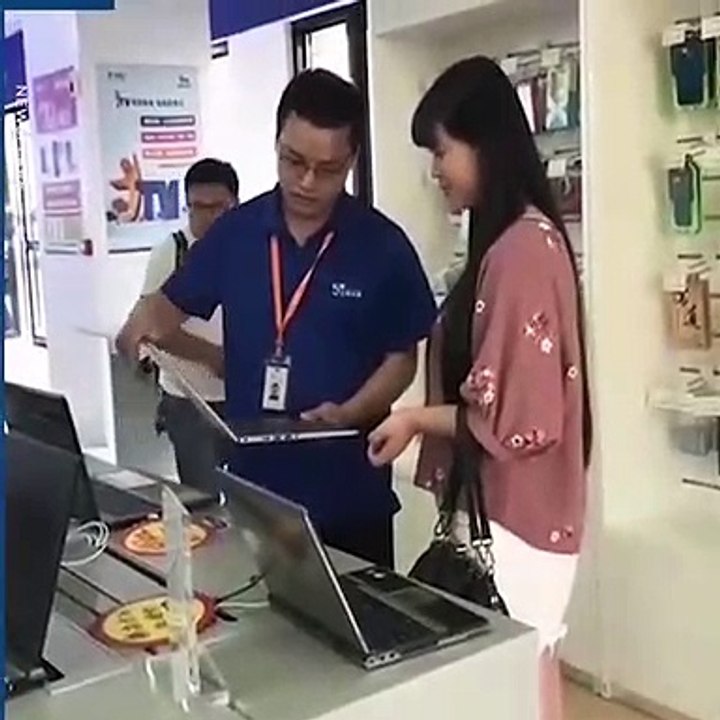 Un client "débile" teste un ordinateur qui se plie dans les deux sens