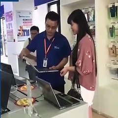 Un client "débile" teste un ordinateur qui se plie dans les deux sens