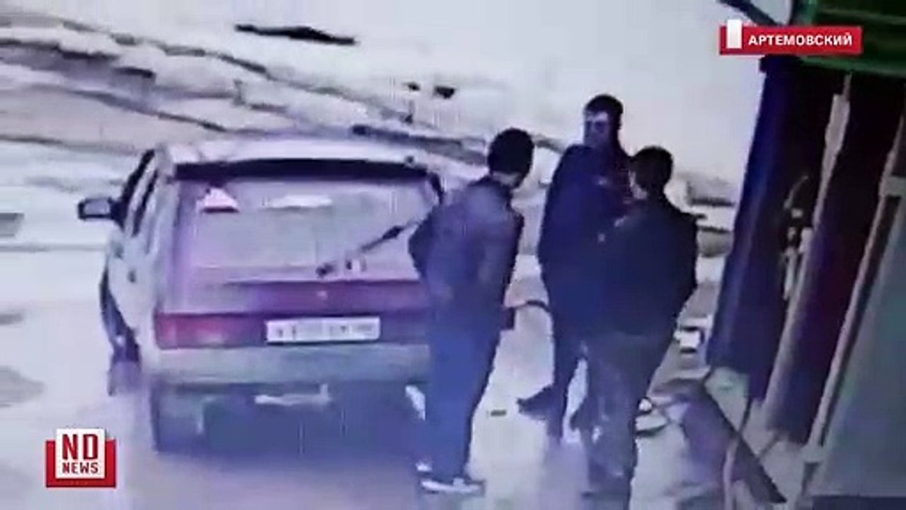 Trois idiots allument leurs cigarettes juste à côte d’une pompe à essence