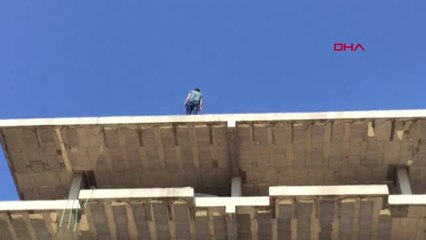 Antalya Sevdiği Kızdan Karşılık Görmedi, Çatıya Çıktı