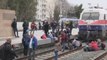 Refugiados bloquean vías de tren en Atenas y exigen llegar a la frontera