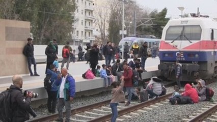 Download Video: Refugiados bloquean vías de tren en Atenas y exigen llegar a la frontera