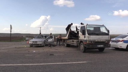 Motosikletle Otomobil Çarpıştı: 1 Ölü, 2 Yaralı