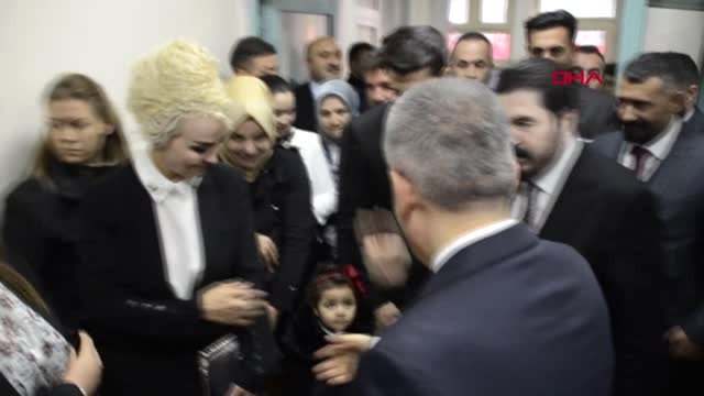 Ağrı'da Mazbatasını Alan Sayan, X-ray Cihazı ile Odasının Kapısını Söktürdü