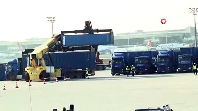Atatürk Havalimanı'nda tırlar yeniden yüklenmeye başladı