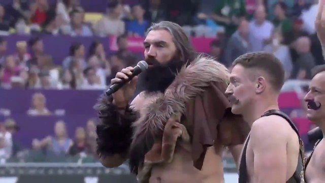 Chabal pousse la chansonnette... en homme des cavernes...