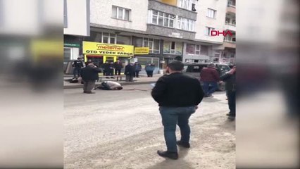 Kars Aracın Önünü Kesip, İçindeki 4 Kişiyi Sopalarla Dövdüler - 2