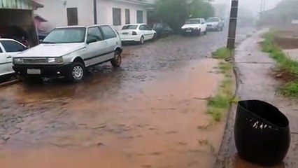 Homem reclama de bueiros entupidos na cidade de Guaraniaçu