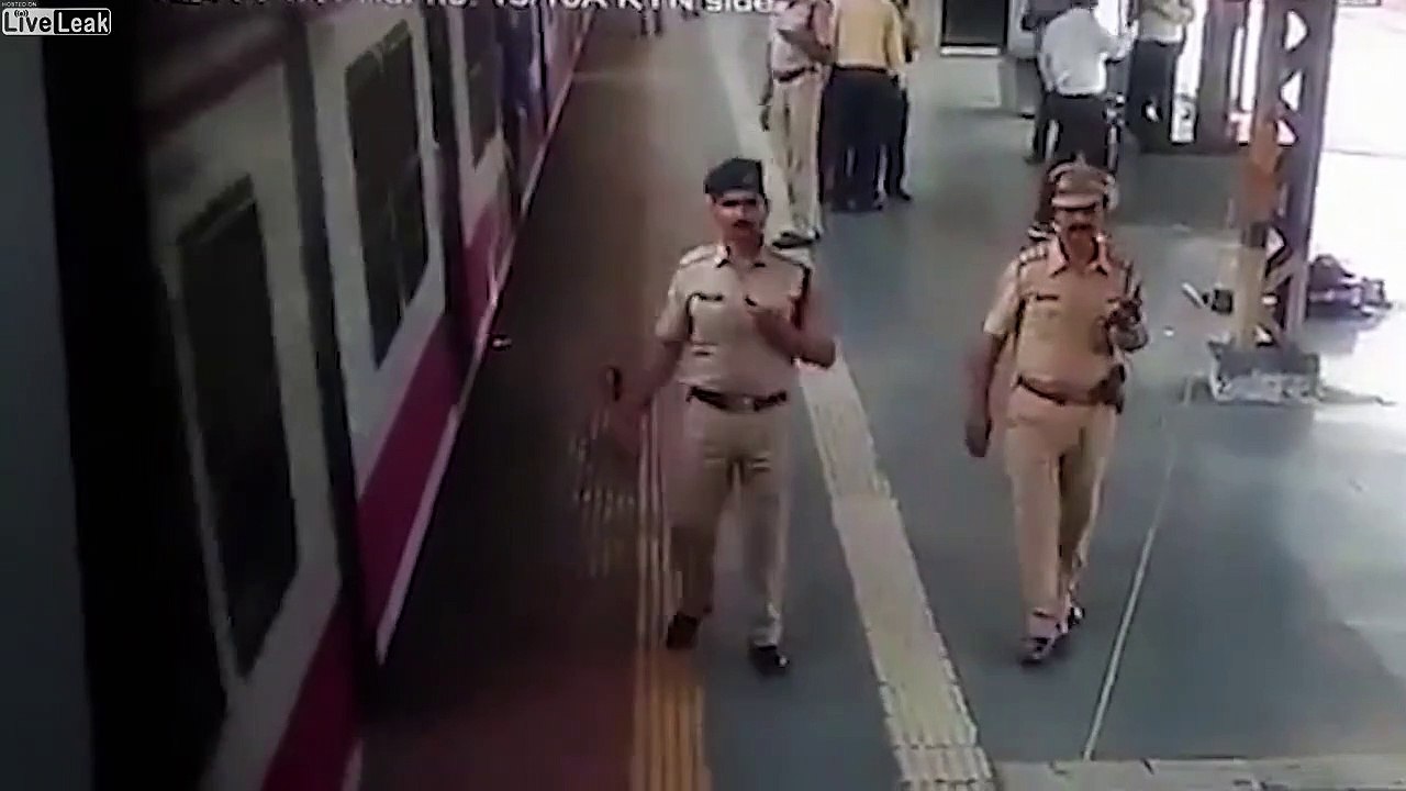 Ce policier retient un homme tombant sous le train en marche !