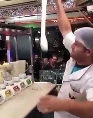 Il jongle avec du milkshake dans le restaurant !
