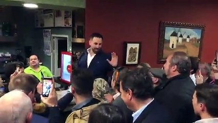Mitin improvisado de Santiago Abascal en un bar de Tarancón de camino al acto de Cuenca.