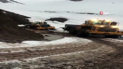 Yüksekova’da çöken yolda kepçe mahsur kaldı