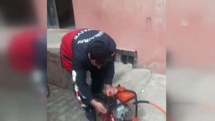 Pencereye Sıkışan Köpek İtfaiye Ekiplerince Kurtarıldı