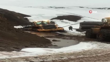 Yüksekova'da Çöken Yolda Kepçe Mahsur Kaldı