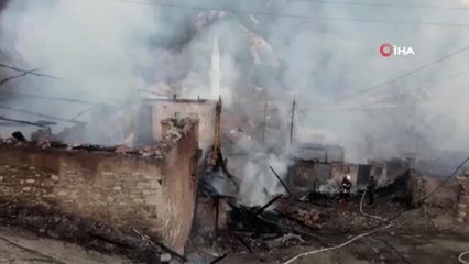 Bir Evde Bacanın Tutuşması Sonucu Çıkan Yangında 5 Ev Kül Oldu