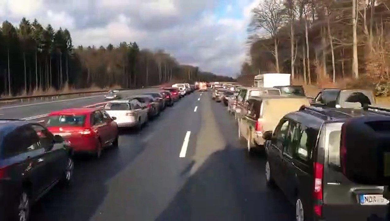 Les automobilistes allemands et leur discipline au passage d'une ambulance