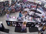 Un véhicule fonce droit dans un magasin et frôle un enfant... Bon karma